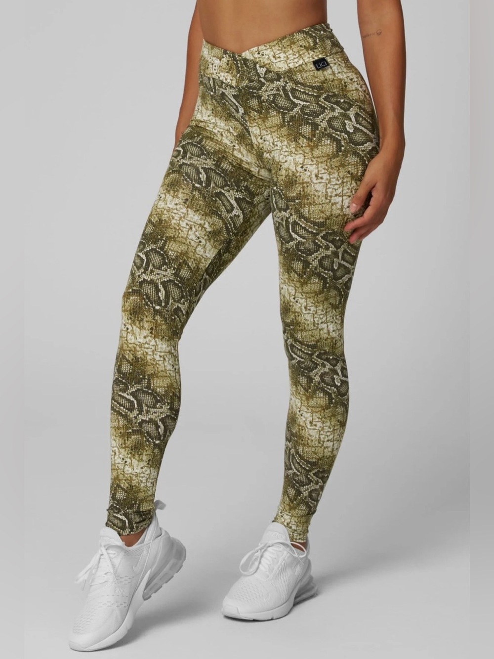 Lici Fit Abundance V-cut Scrunch Leggings